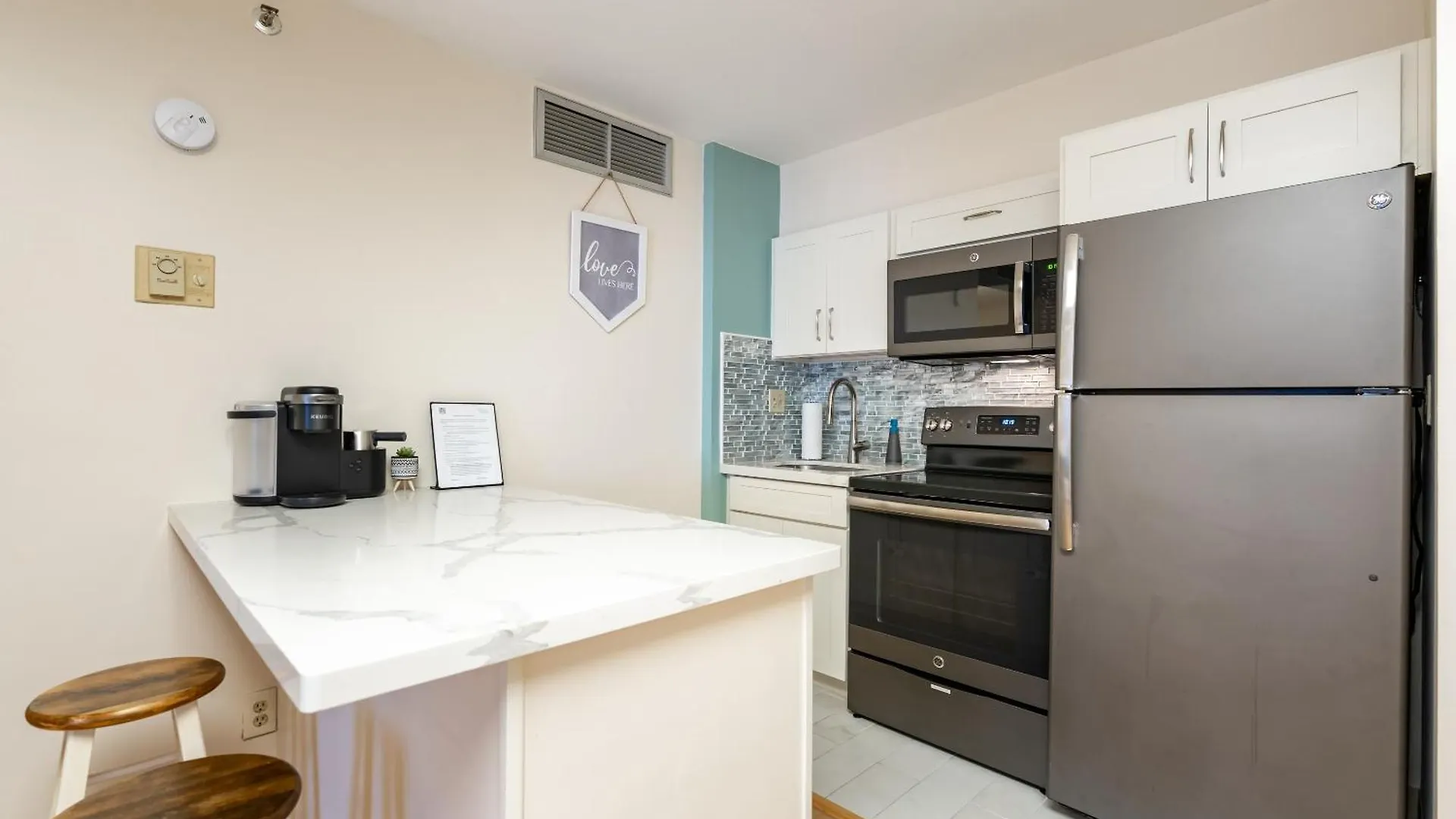 Spacious Downtown Executive Retreat - Free Parking Honolulu