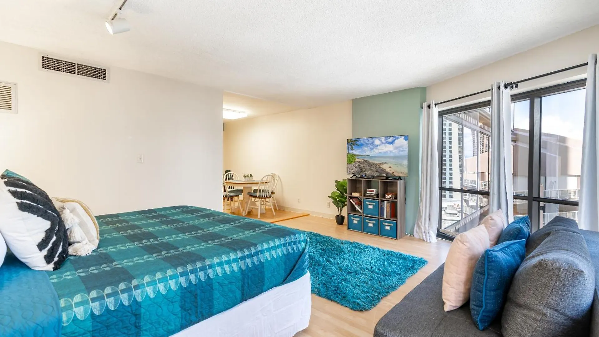 Spacious Downtown Executive Retreat - Free Parking Honolulu Apartment