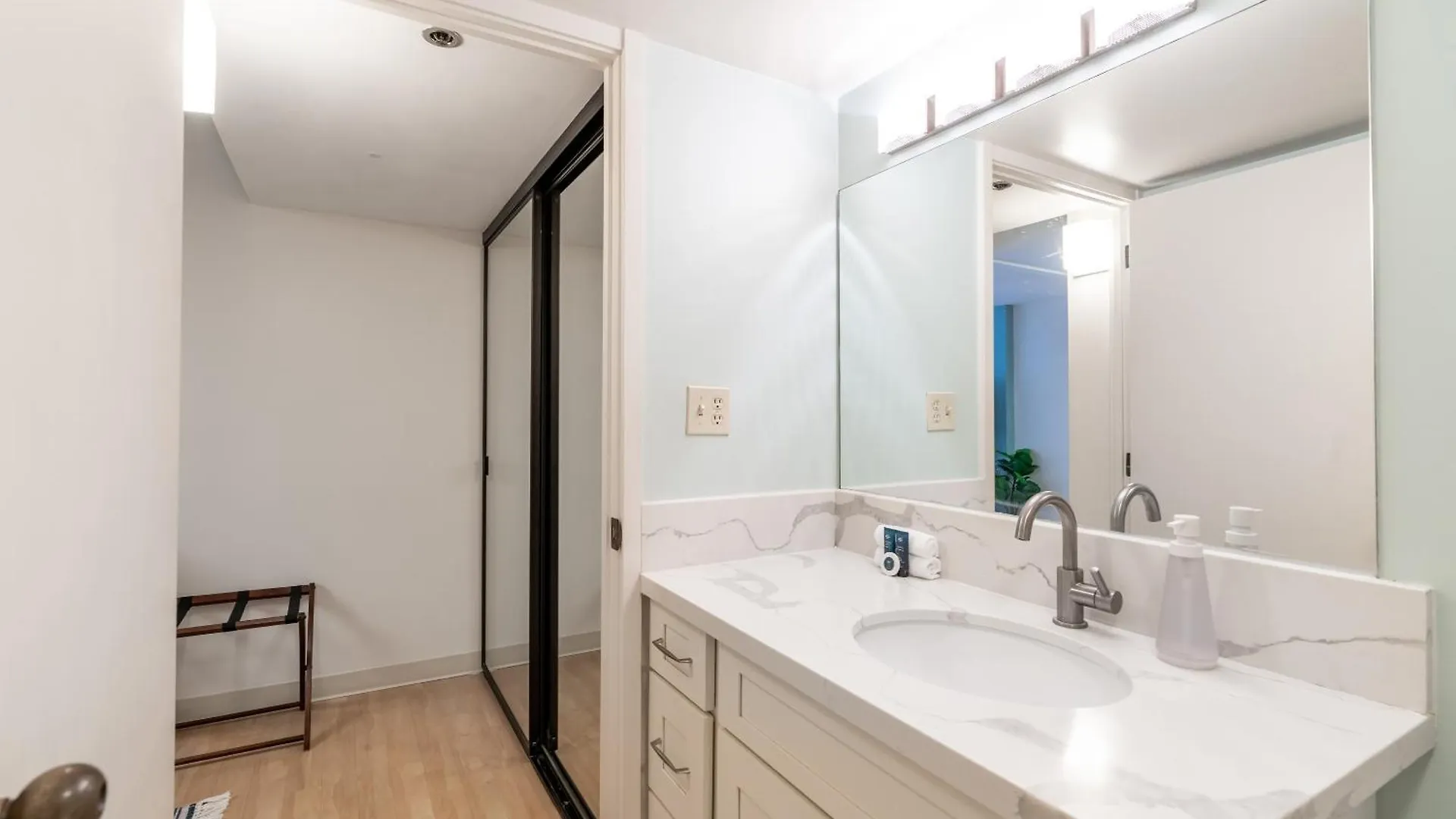 Spacious Downtown Executive Retreat - Free Parking Honolulu United States